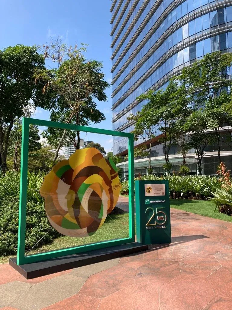 Instalação de arte criada em exposição no edifício sede do banco